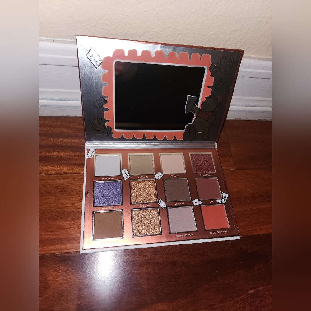 Winnie the Pooh Christmas palette - Picture 2 of 2